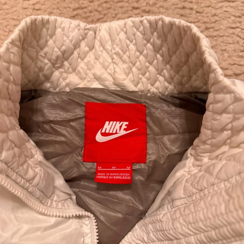 Nike Ivory Quilted Puffer Vest Womens Luxe Minimal Clean Girl‎ Athleisure Sz M